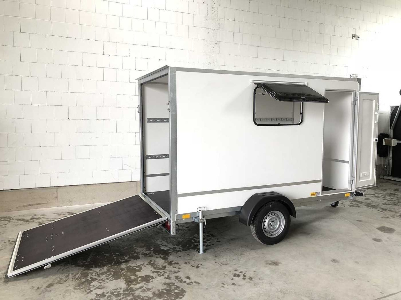 BLYSS F1330HD Rampe Tür 2 Fenster Kofferanhänger - Closed box trailer: picture 2 BLYSS F1330HD Rampe Tür 2 Fenster Kofferanhänger - Closed box trailer: picture 2