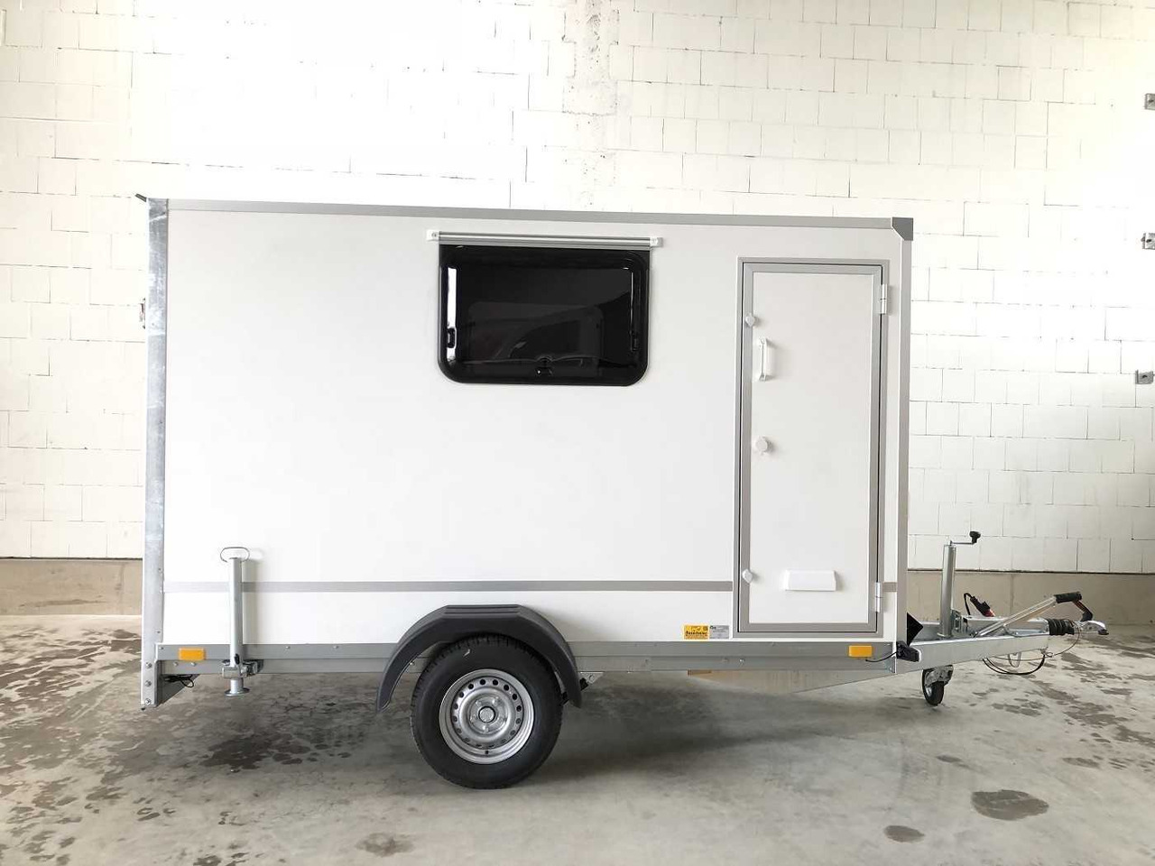 BLYSS F1330HD Rampe Tür 2 Fenster Kofferanhänger - Closed box trailer: picture 5 BLYSS F1330HD Rampe Tür 2 Fenster Kofferanhänger - Closed box trailer: picture 5