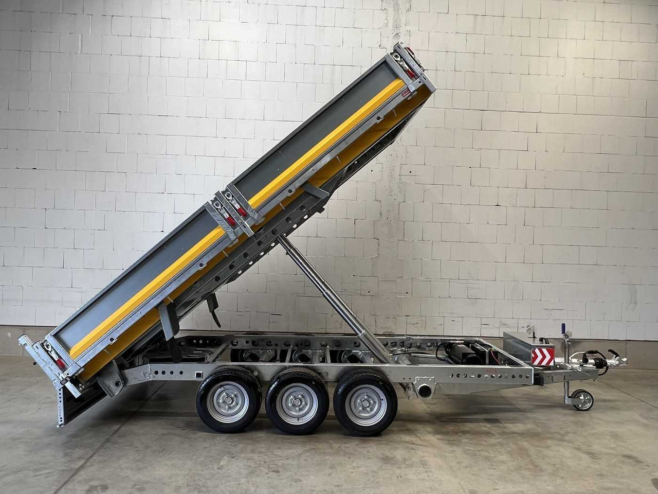 BRIAN_JAMES Cargo Tipper 2 3-Achser Rückwärtskipper - Tipper trailer: picture 1 BRIAN_JAMES Cargo Tipper 2 3-Achser Rückwärtskipper - Tipper trailer: picture 1