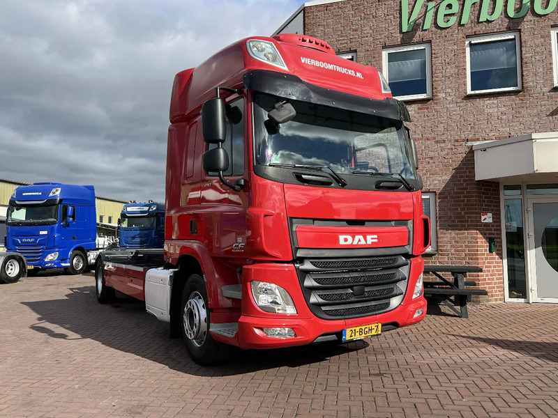 Container transporter/ Swap body truck DAF CF 290 4X2 EURO6 SPACECAB RENOVA / VANGMUIL / LAADKLEP / TOP STAAT: picture 1