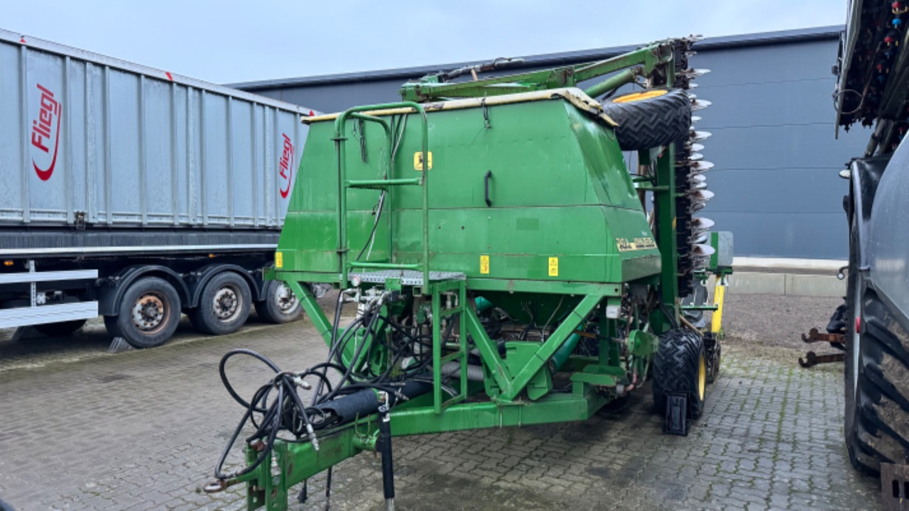John Deere 740 A 8m - Seed drill: picture 1 John Deere 740 A 8m - Seed drill: picture 1