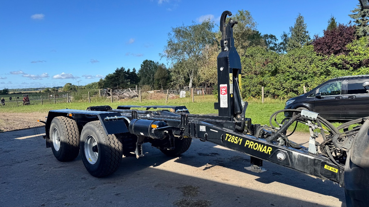 PRONAR T285/1 Hakenlift mit 2 Containern - Tool/ Equipment: picture 1 PRONAR T285/1 Hakenlift mit 2 Containern - Tool/ Equipment: picture 1