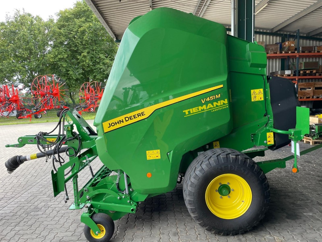 John Deere V451M - Bale wrapper: picture 1 John Deere V451M - Bale wrapper: picture 1