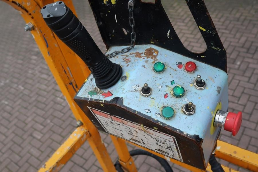 Haulotte Compact 12 RTE As-Is, Electric, 4x4 Drive, 12m Wor - Scissor lift: picture 4 Haulotte Compact 12 RTE As-Is, Electric, 4x4 Drive, 12m Wor - Scissor lift: picture 4