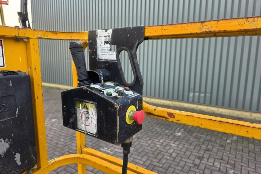 Haulotte Compact 8 As-Is, Electric, 8.2m Working Height, 35 - Scissor lift: picture 5 Haulotte Compact 8 As-Is, Electric, 8.2m Working Height, 35 - Scissor lift: picture 5