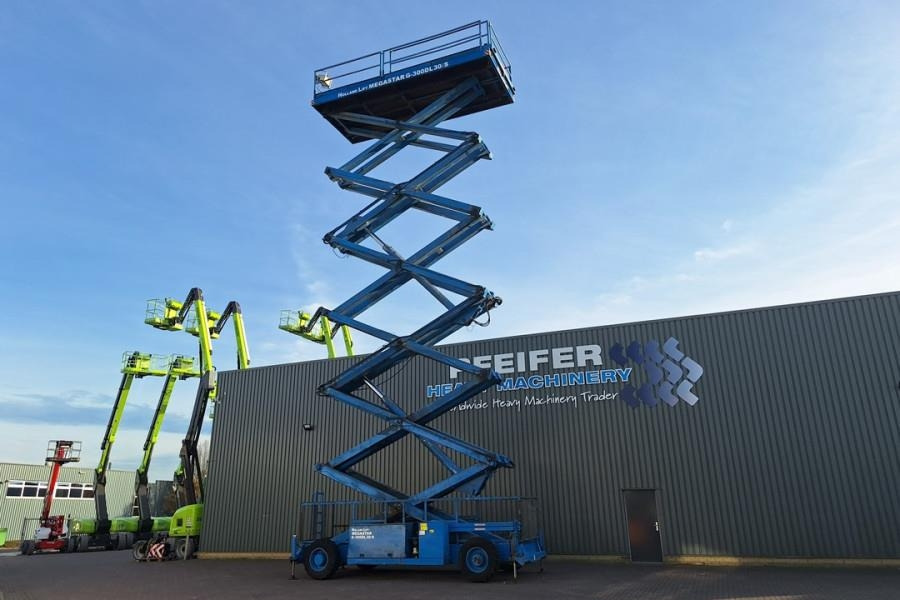 Holland Lift Megastar G300DL30/S Diesel, 4x4x4 Drive, 33.5m Wor - Scissor lift: picture 2 Holland Lift Megastar G300DL30/S Diesel, 4x4x4 Drive, 33.5m Wor - Scissor lift: picture 2