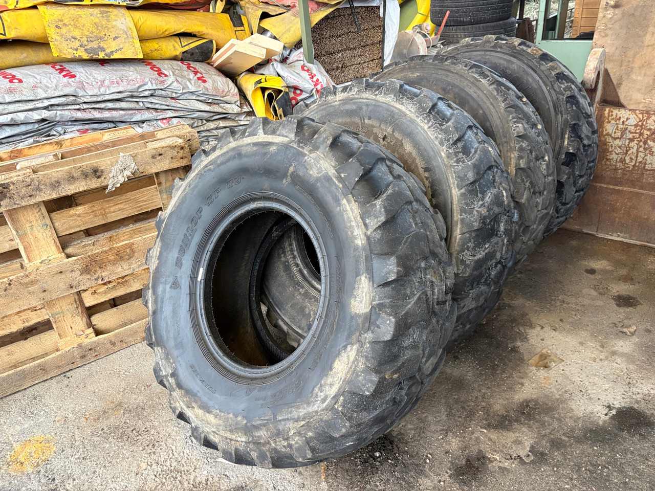 Dunlop SP T9 - Tire for Construction machinery: picture 1 Dunlop SP T9 - Tire for Construction machinery: picture 1