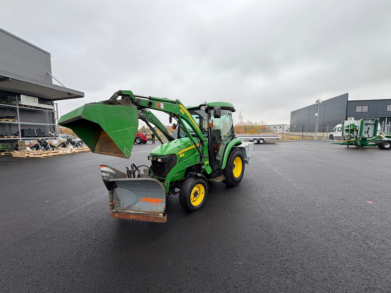 John Deere 3720 - Farm tractor: picture 1 John Deere 3720 - Farm tractor: picture 1
