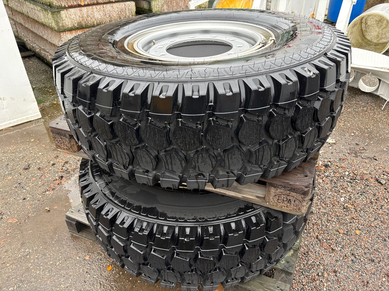 Michelin 395/35 R20 - Wheel and tire package for Truck: picture 1 Michelin 395/35 R20 - Wheel and tire package for Truck: picture 1