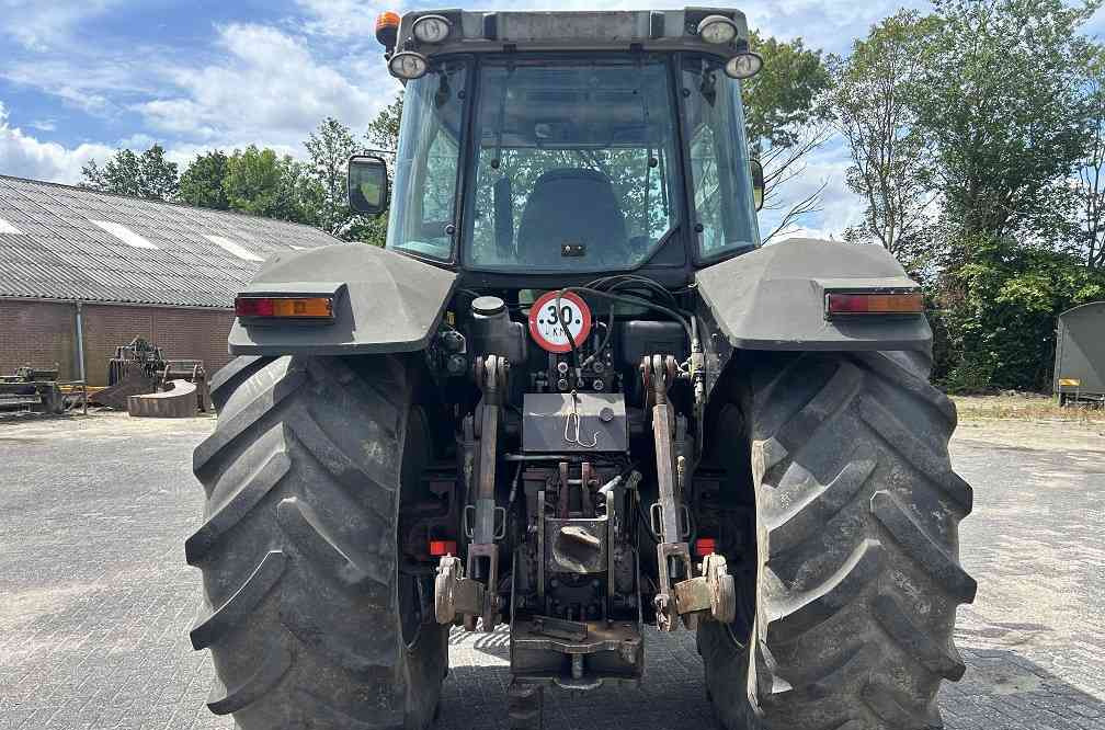 Massey Ferguson 8110 dynashift - Farm tractor: picture 3 Massey Ferguson 8110 dynashift - Farm tractor: picture 3