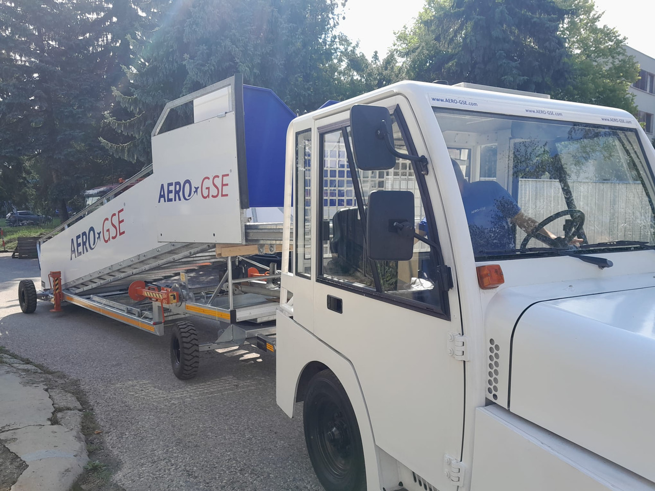 AERO-GSE stairs Towable stairs with the pedestrian movement ( 2,4-3,8m) - Passenger stairs: picture 5 AERO-GSE stairs Towable stairs with the pedestrian movement ( 2,4-3,8m) - Passenger stairs: picture 5