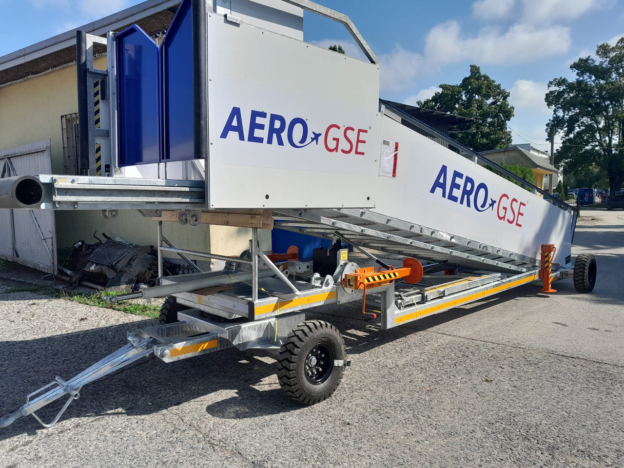 AERO-GSE stairs Towable stairs with the pedestrian movement ( 2,4-3,8m) - Passenger stairs: picture 4 AERO-GSE stairs Towable stairs with the pedestrian movement ( 2,4-3,8m) - Passenger stairs: picture 4