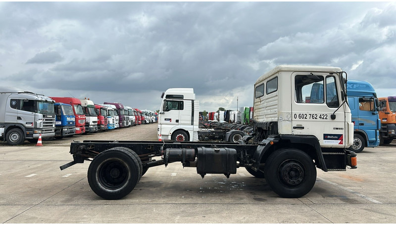 MAN 18.232 (MANUAL PUMP / 6 CYLINDER / POMPE MANUELLE / LAMES / STEEL SUSPENSION) - Cab chassis truck: picture 3 MAN 18.232 (MANUAL PUMP / 6 CYLINDER / POMPE MANUELLE / LAMES / STEEL SUSPENSION) - Cab chassis truck: picture 3