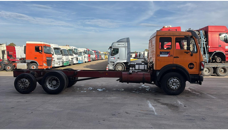 Mercedes-Benz SK 2222 (V6 / FULL STEEL / LAMES / BOITE MANUELLE / POMPE MANUELLE / 8 ROUES / 6X2) - Cab chassis truck: picture 3 Mercedes-Benz SK 2222 (V6 / FULL STEEL / LAMES / BOITE MANUELLE / POMPE MANUELLE / 8 ROUES / 6X2) - Cab chassis truck: picture 3