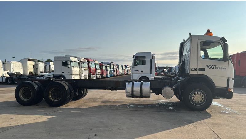 Volvo FM 10 - 320 (POMPE MANUELLE / BIG HUB / GRAND PONT / LAMES / STEEL SUSP. / MANUAL PUMP) - Cab chassis truck: picture 3 Volvo FM 10 - 320 (POMPE MANUELLE / BIG HUB / GRAND PONT / LAMES / STEEL SUSP. / MANUAL PUMP) - Cab chassis truck: picture 3