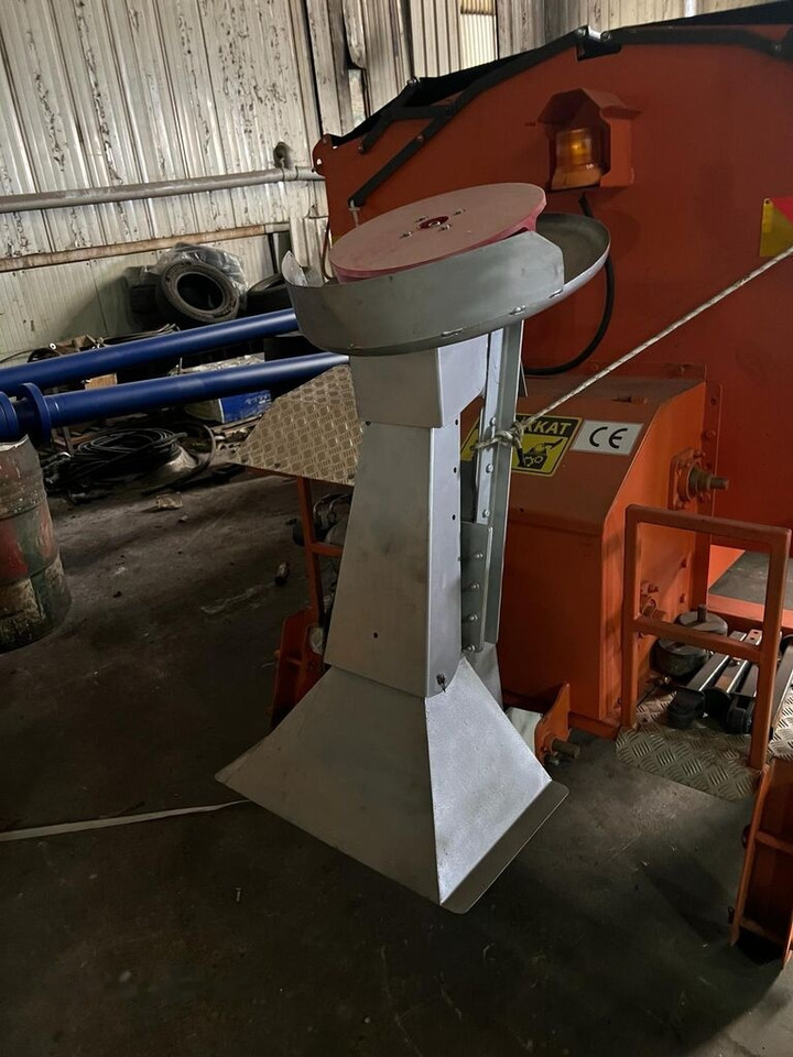 Galen Truck Salt Spreader from stock - Sand/ Salt spreader for Utility/ Special vehicle: picture 2 Galen Truck Salt Spreader from stock - Sand/ Salt spreader for Utility/ Special vehicle: picture 2