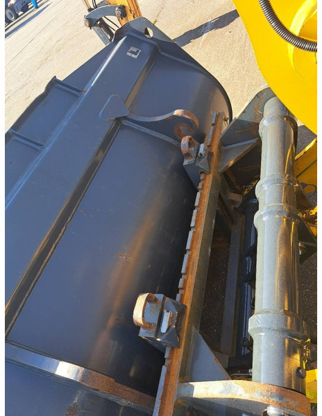 Komatsu WA100-8E0 - Wheel loader: picture 5 Komatsu WA100-8E0 - Wheel loader: picture 5