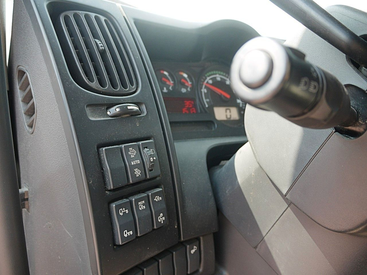 Refrigerator truck Renault D 10 210 KUHLKOFFER CARRIER SUPRA 1150 MT TOP: picture 14 Refrigerator truck Renault D 10 210 KUHLKOFFER CARRIER SUPRA 1150 MT TOP: picture 14