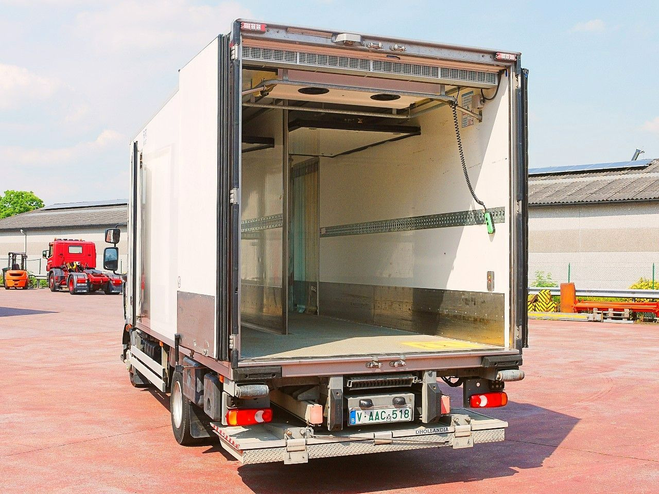 Refrigerator truck Renault D 10 210 KUHLKOFFER CARRIER SUPRA 1150 MT TOP: picture 8 Refrigerator truck Renault D 10 210 KUHLKOFFER CARRIER SUPRA 1150 MT TOP: picture 8