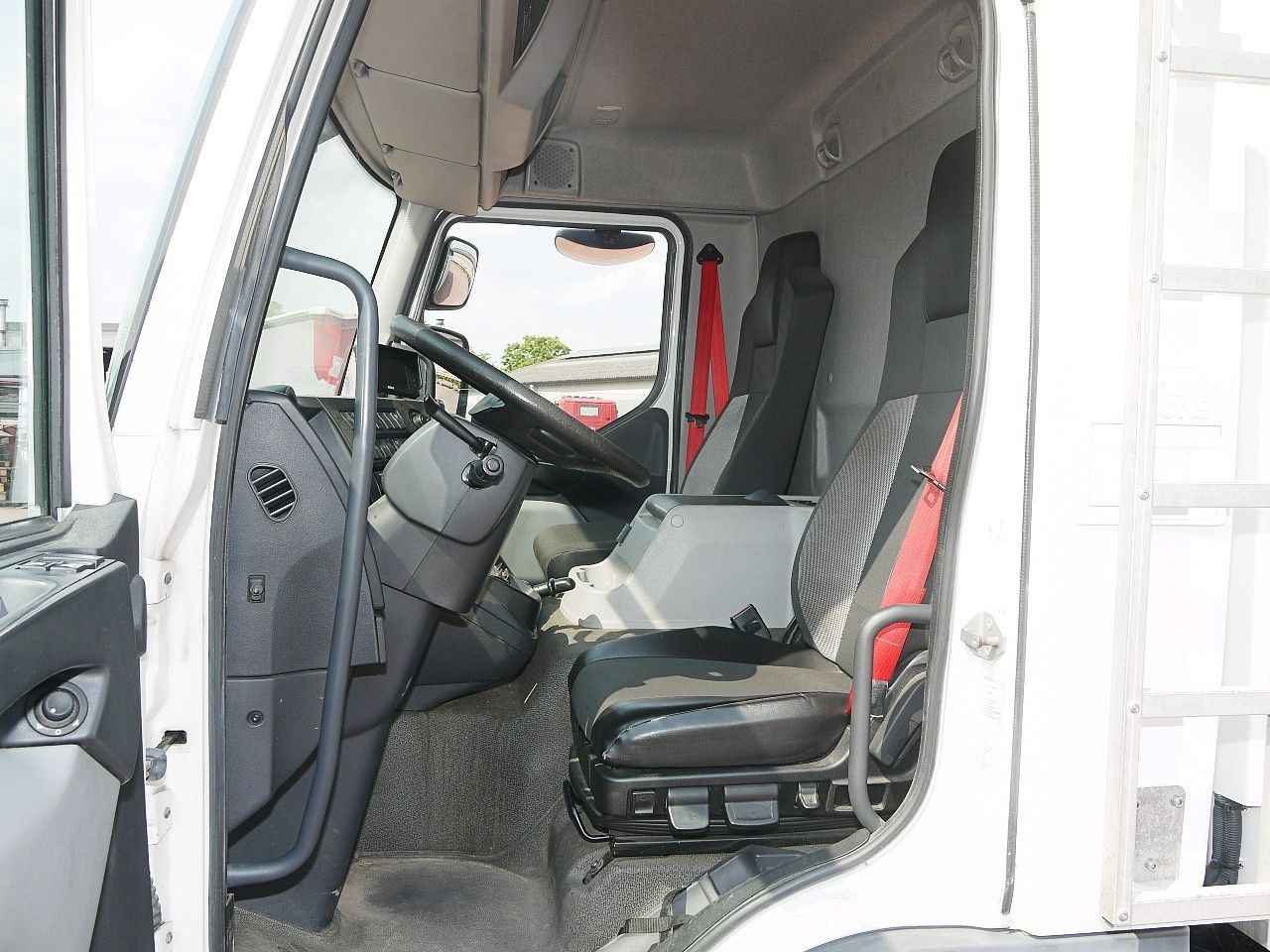 Refrigerator truck Renault D 10 210 KUHLKOFFER CARRIER SUPRA 1150 MT TOP: picture 12 Refrigerator truck Renault D 10 210 KUHLKOFFER CARRIER SUPRA 1150 MT TOP: picture 12