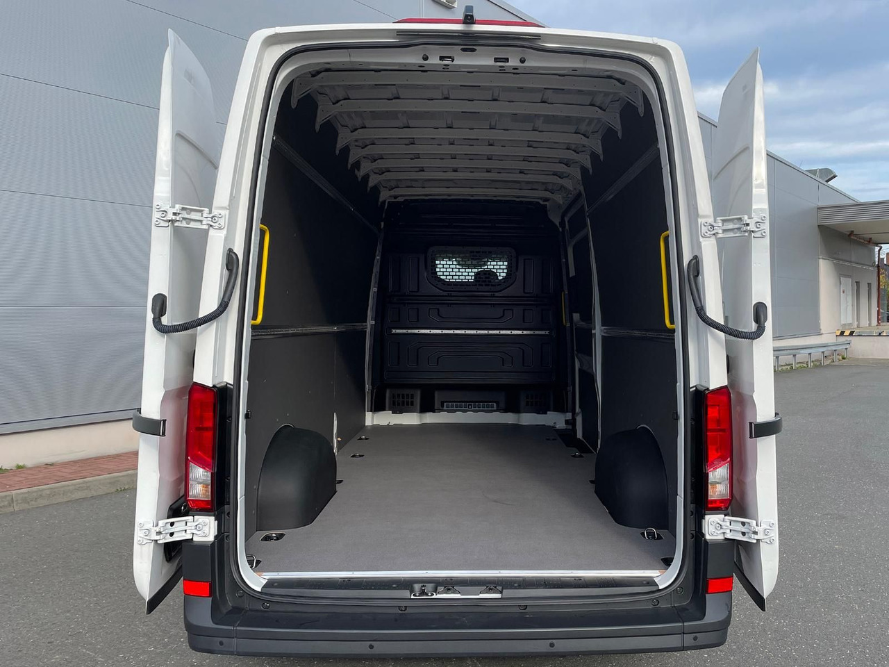 Panel van Volkswagen Crafter Kasten 35 L4H3 KAMERA KLIMA DAB: picture 11 Panel van Volkswagen Crafter Kasten 35 L4H3 KAMERA KLIMA DAB: picture 11