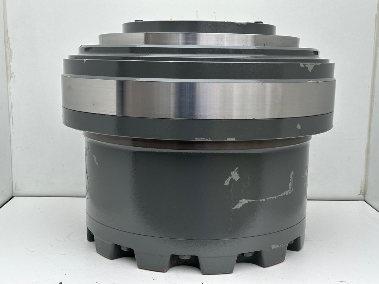 LIEBHERR Original Fahrantrieb Typ:FAT550P046 mit ID-Nr.9443780 – ID-Nr.944378003 – ID-Nr.90008209. A900,LH120,LH150,E974,ER974,LOS412,LOS974,R964,R966,R970,R974,R976,R980. #944378003.159-011# - Final drive for Crawler excavator: picture 3 LIEBHERR Original Fahrantrieb Typ:FAT550P046 mit ID-Nr.9443780 – ID-Nr.944378003 – ID-Nr.90008209. A900,LH120,LH150,E974,ER974,LOS412,LOS974,R964,R966,R970,R974,R976,R980. #944378003.159-011# - Final drive for Crawler excavator: picture 3