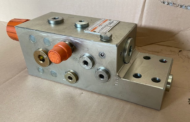 Liebherr Rohrbruchsicherung ID-Nr.5009808. - Hydraulic valve for Crawler excavator: picture 2 Liebherr Rohrbruchsicherung ID-Nr.5009808. - Hydraulic valve for Crawler excavator: picture 2