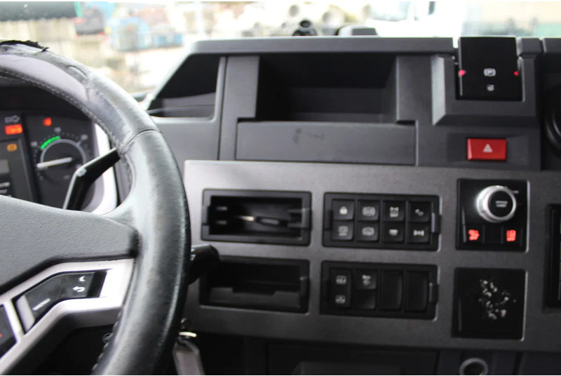 Interior photo 1: Tractor unit Renault T430 * EURO6 * 4X2 *