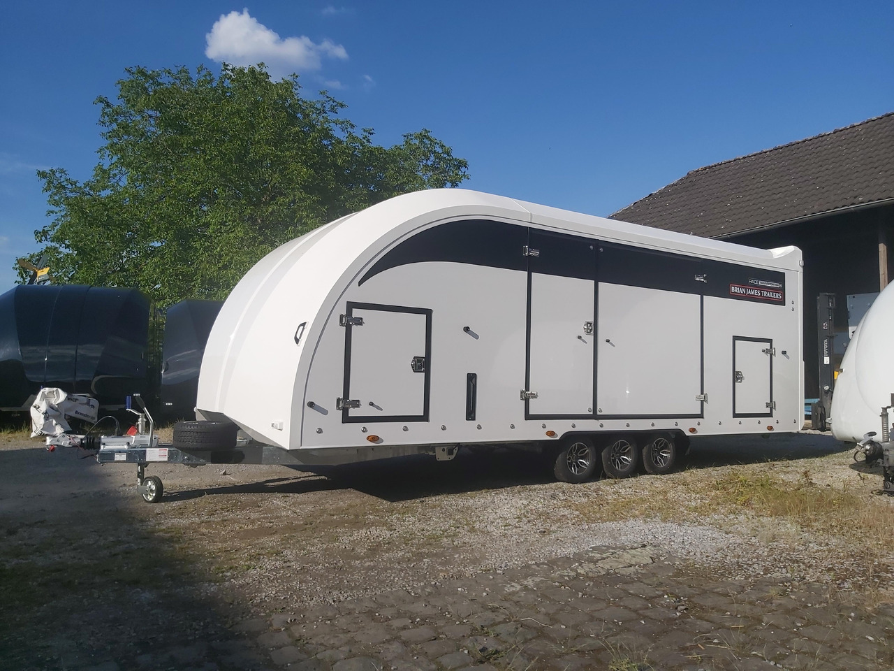 BJT Race Transporter 6 396-2040 600x235x189cm weiß Lichtpaket Alufelgen darkline 10" 3500kg 22 - Autotransporter trailer: picture 2 BJT Race Transporter 6 396-2040 600x235x189cm weiß Lichtpaket Alufelgen darkline 10" 3500kg 22 - Autotransporter trailer: picture 2