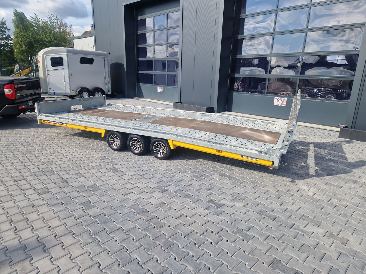 BJT T Transporter 231 550x224cm yellow ankippbar Heckrampe Tridem Alufelgen 10" 3500kg - Autotransporter trailer: picture 2 BJT T Transporter 231 550x224cm yellow ankippbar Heckrampe Tridem Alufelgen 10" 3500kg - Autotransporter trailer: picture 2
