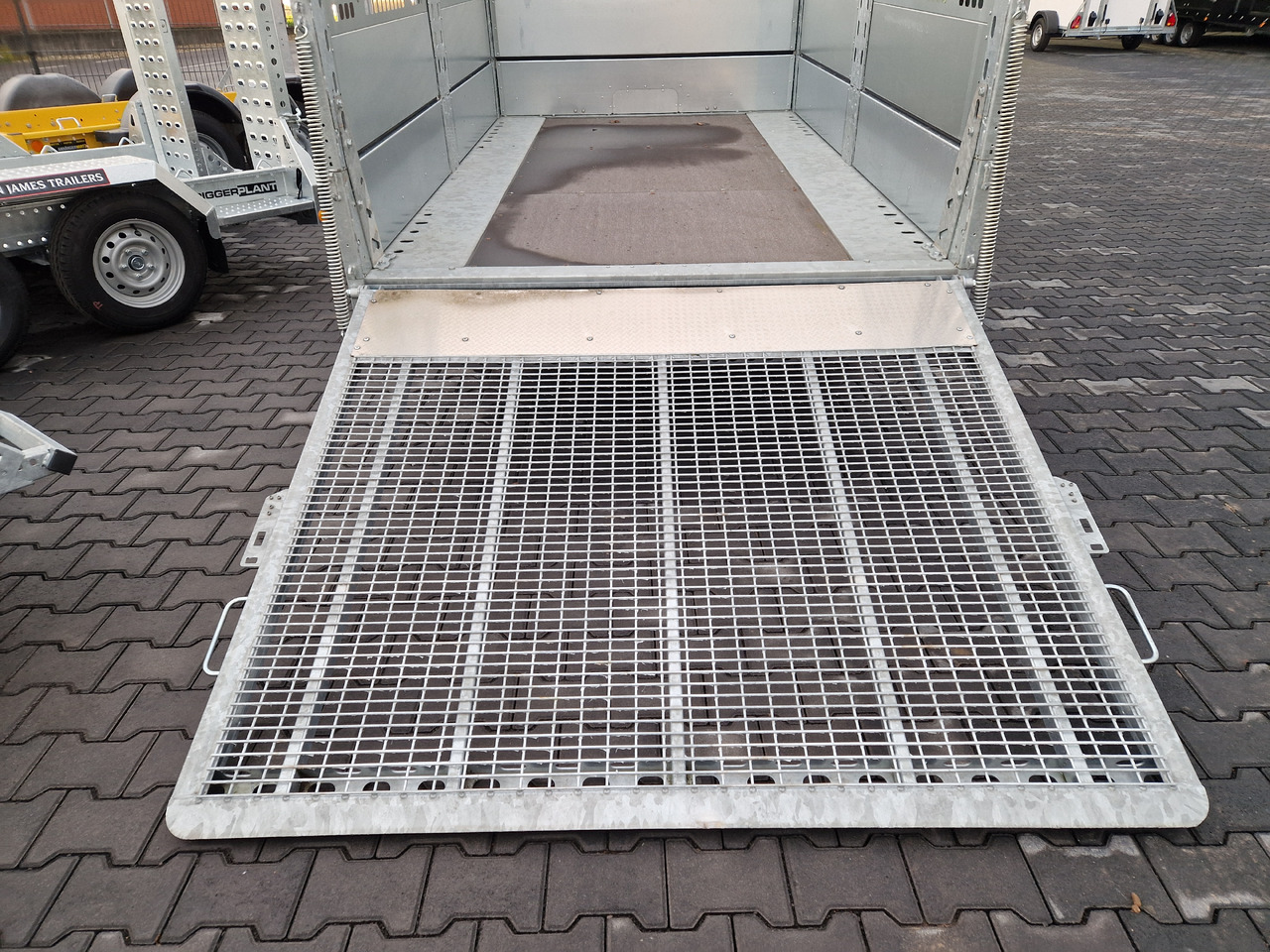 Brian James Trailer Connect 310x188cm black Premium Greenkeeper Alufelgen Tandem 10" 3000kg - Dropside/ Flatbed trailer: picture 4 Brian James Trailer Connect 310x188cm black Premium Greenkeeper Alufelgen Tandem 10" 3000kg - Dropside/ Flatbed trailer: picture 4