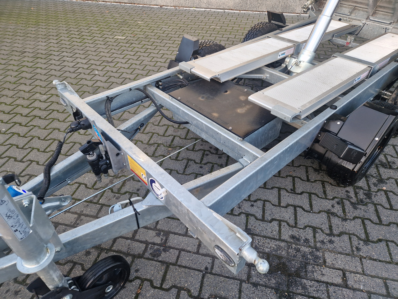 COBALT+ 335x180x40cm black +40cm hohe Aluwände Elektro Rampen Stützen Parabelfederung 3500kg - Tipper trailer: picture 3 COBALT+ 335x180x40cm black +40cm hohe Aluwände Elektro Rampen Stützen Parabelfederung 3500kg - Tipper trailer: picture 3