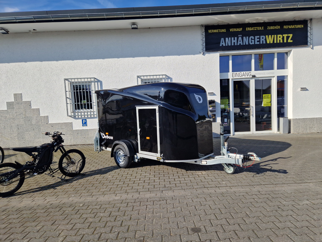Debon Cargo 1300 300x152x168cm black Seitentür aerodynamik Pullman II 100km/H 1300kg Februar Aktion - Closed box trailer: picture 1 Debon Cargo 1300 300x152x168cm black Seitentür aerodynamik Pullman II 100km/H 1300kg Februar Aktion - Closed box trailer: picture 1