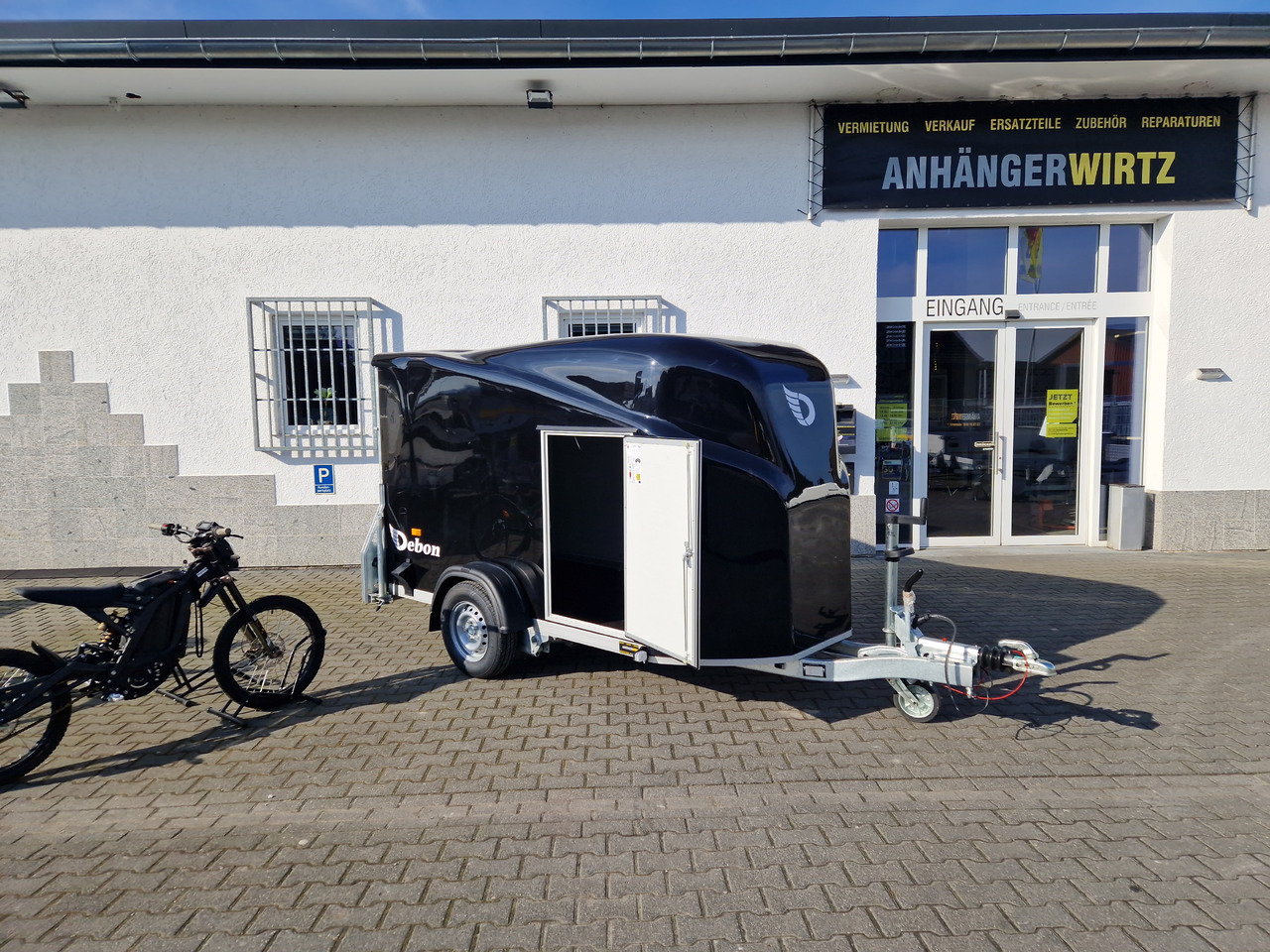 Debon Cargo 1300 300x152x168cm black Seitentür aerodynamik Pullman II 100km/H 1300kg Februar Aktion - Closed box trailer: picture 2 Debon Cargo 1300 300x152x168cm black Seitentür aerodynamik Pullman II 100km/H 1300kg Februar Aktion - Closed box trailer: picture 2