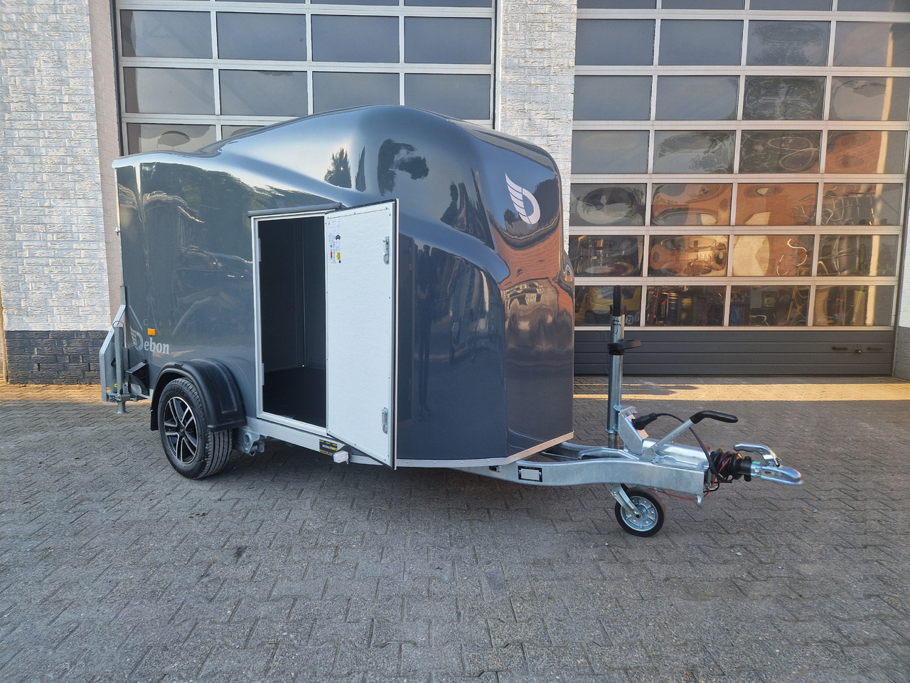 Debon Cargo 1300 300x152x168cm irongrey Seitentür Alufelgen 1300kg Pullman 100kmh Modell 2024 - Closed box trailer: picture 2 Debon Cargo 1300 300x152x168cm irongrey Seitentür Alufelgen 1300kg Pullman 100kmh Modell 2024 - Closed box trailer: picture 2