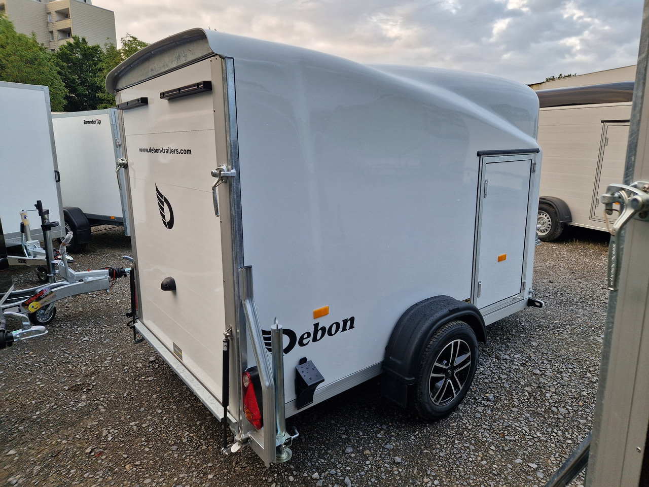Debon Cargo 1300 300x152x168cm white Alufelgen Seitentür Pullman 100km/H 1300kg Modell 2024 - Closed box trailer: picture 2 Debon Cargo 1300 300x152x168cm white Alufelgen Seitentür Pullman 100km/H 1300kg Modell 2024 - Closed box trailer: picture 2