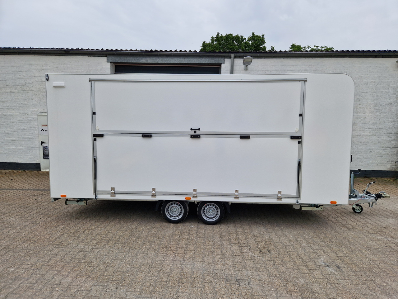 Event Trailer Koffer TWSP M 550T.01 550x220x217cm Seitenklappe Treppe Tür 230VLicht IL 100kmH 2700kg - Vending trailer: picture 4 Event Trailer Koffer TWSP M 550T.01 550x220x217cm Seitenklappe Treppe Tür 230VLicht IL 100kmH 2700kg - Vending trailer: picture 4