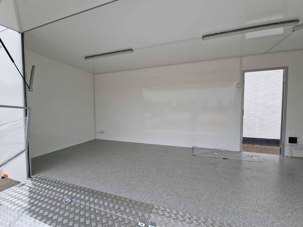 Event Trailer Koffer TWSP M 550T.01 550x220x217cm Seitenklappe Treppe Tür 230VLicht IL 100kmH 2700kg - Vending trailer: picture 5 Event Trailer Koffer TWSP M 550T.01 550x220x217cm Seitenklappe Treppe Tür 230VLicht IL 100kmH 2700kg - Vending trailer: picture 5