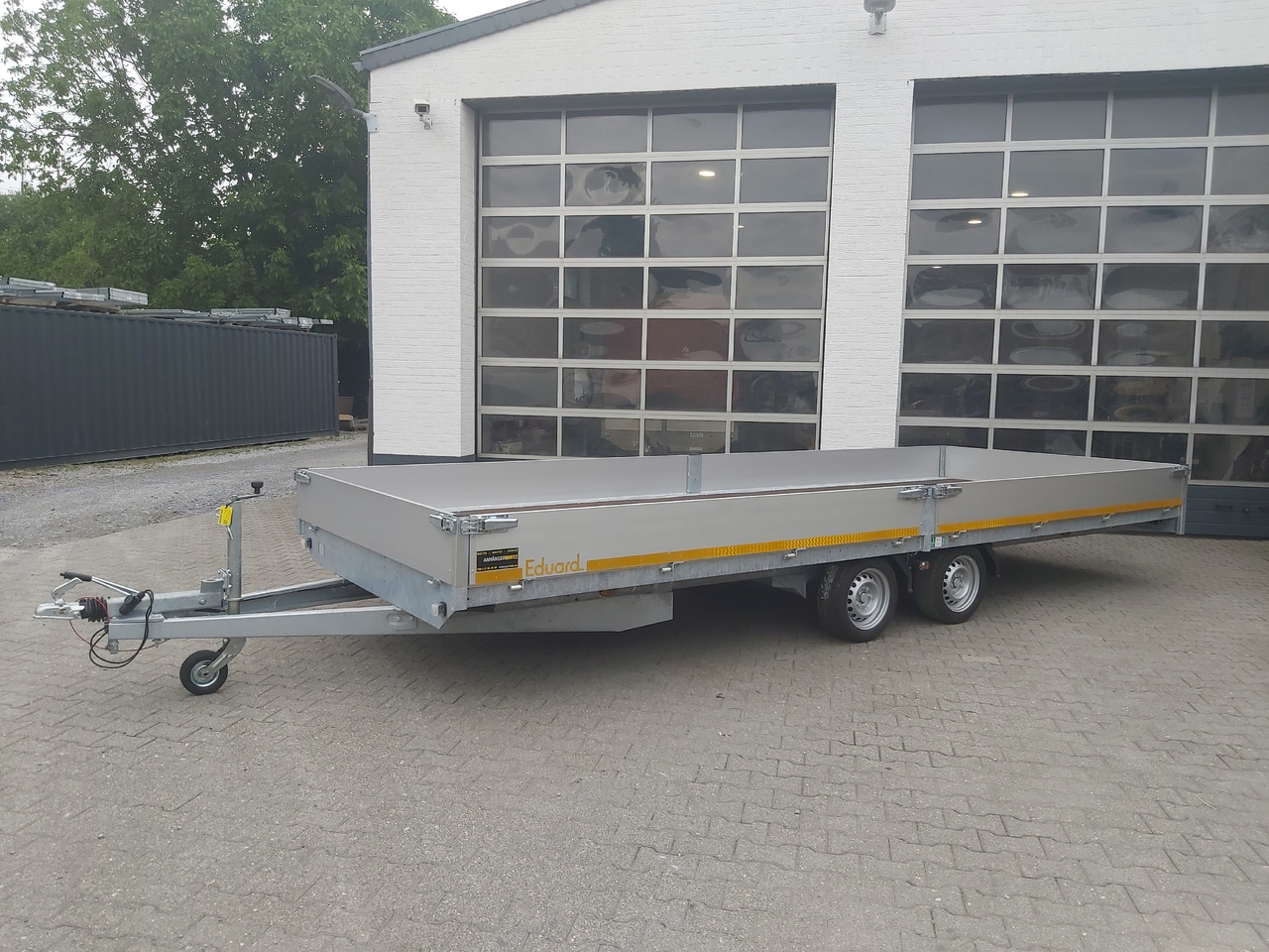 Hochlader 556x200x30cm 13" niedrig Fahrwerk 3500kg Abverkauf Aktion - Dropside/ Flatbed trailer: picture 1 Hochlader 556x200x30cm 13" niedrig Fahrwerk 3500kg Abverkauf Aktion - Dropside/ Flatbed trailer: picture 1