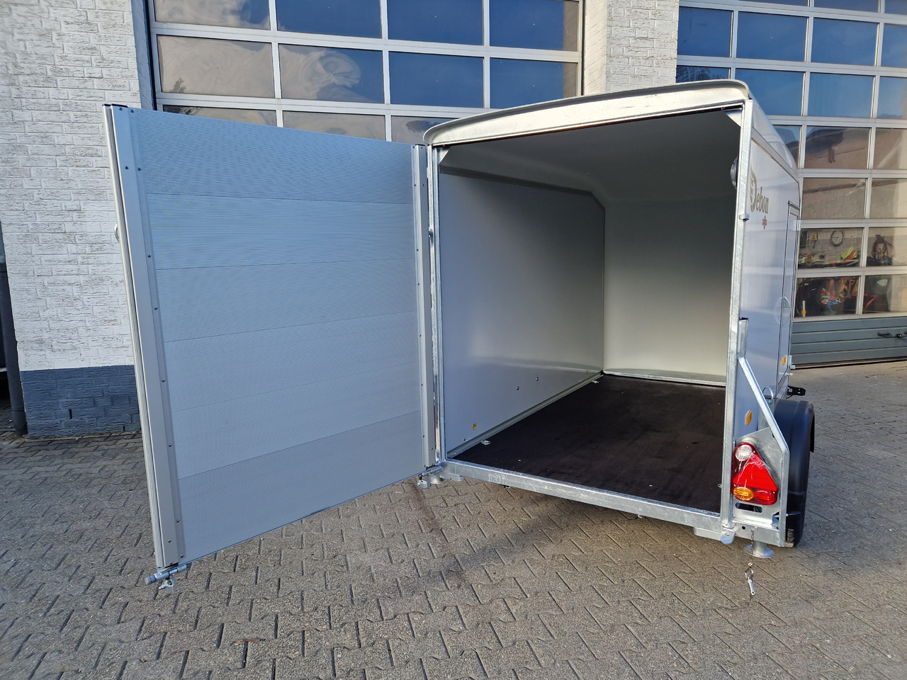 Roadster Sport C255 252x125x154cm aero Sandwich Poly weiß Seitentür Rampekombi (S) 1300kg - Closed box trailer: picture 4 Roadster Sport C255 252x125x154cm aero Sandwich Poly weiß Seitentür Rampekombi (S) 1300kg - Closed box trailer: picture 4