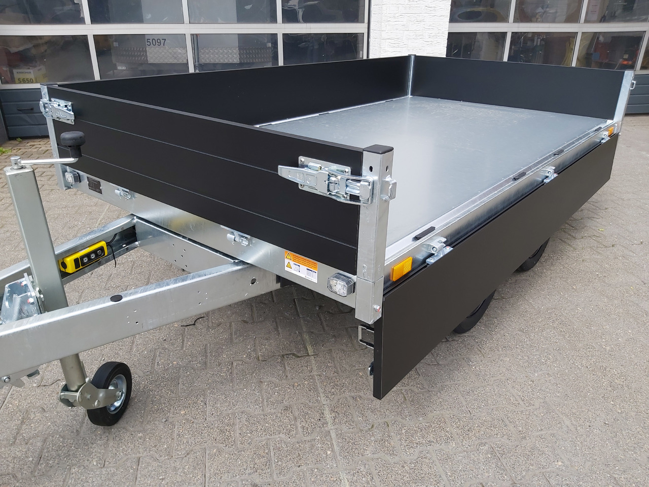 Saris Kipper K1 276 150 2000 2 E 276x150x30cm Elektro black Edition 13" 2000kg - Tipper trailer: picture 5 Saris Kipper K1 276 150 2000 2 E 276x150x30cm Elektro black Edition 13" 2000kg - Tipper trailer: picture 5