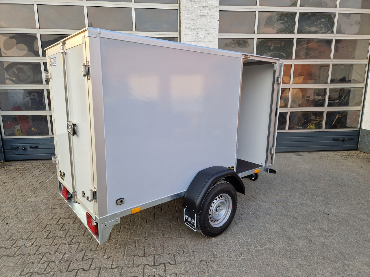 Saris Koffer GO 256 134 1350 1 GFK grau Seitentür (S) 1300kg Modell 2024 - Closed box trailer: picture 2 Saris Koffer GO 256 134 1350 1 GFK grau Seitentür (S) 1300kg Modell 2024 - Closed box trailer: picture 2