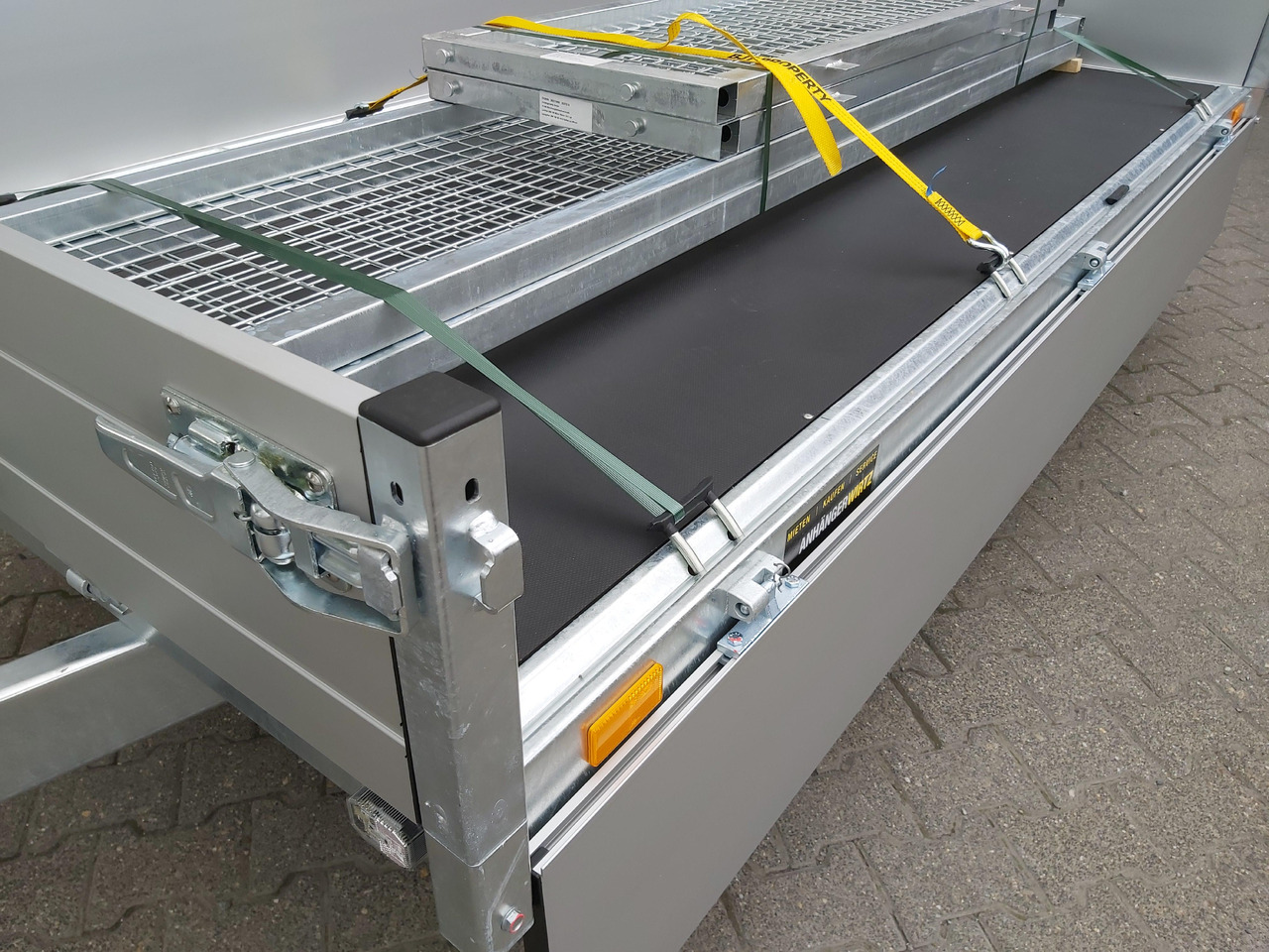 Saris PL 276 150 2000 2 276x150x30cm 13" (S) 2000kg Online Aktion - Dropside/ Flatbed trailer: picture 5 Saris PL 276 150 2000 2 276x150x30cm 13" (S) 2000kg Online Aktion - Dropside/ Flatbed trailer: picture 5