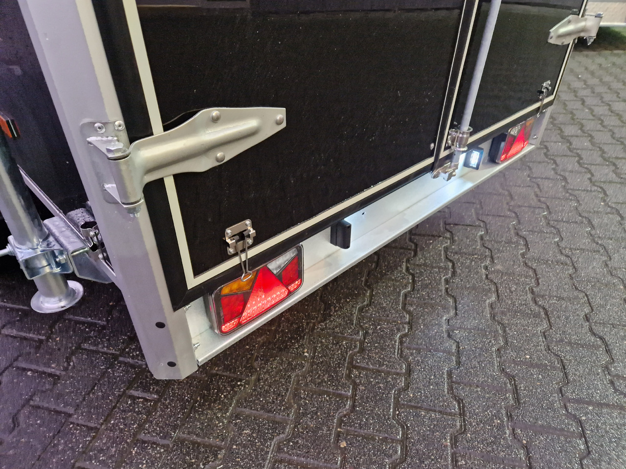 Variant 2005 C3 Edition black 302x168x188cm Alufelgen dark 100km/H 2000kg Modell 2024 - Closed box trailer: picture 2 Variant 2005 C3 Edition black 302x168x188cm Alufelgen dark 100km/H 2000kg Modell 2024 - Closed box trailer: picture 2