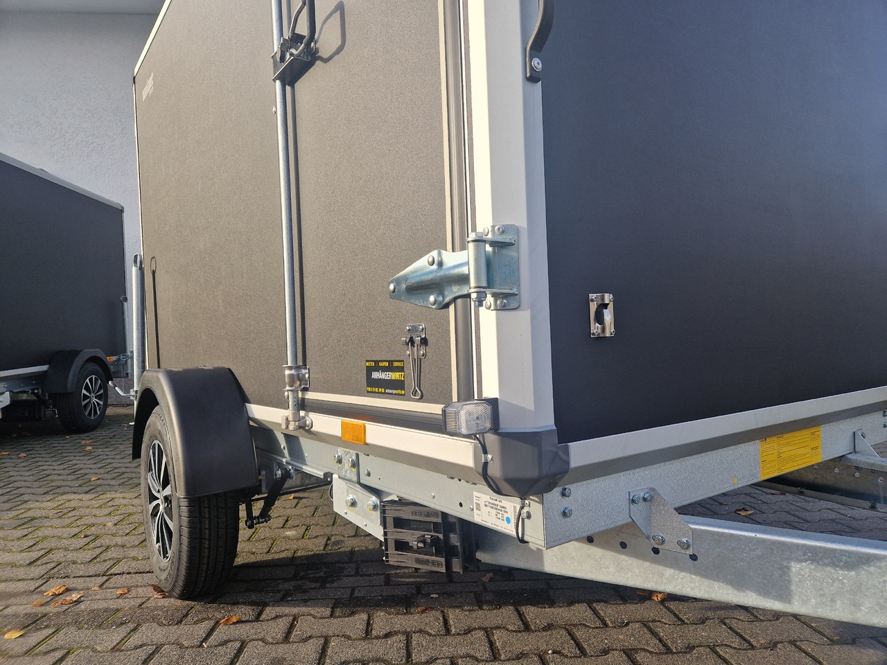 Variant C1315 C2 Edition black 258x148x157cm Alufelgen Seitentür 1350kg 100km/H black deal - Closed box trailer: picture 3 Variant C1315 C2 Edition black 258x148x157cm Alufelgen Seitentür 1350kg 100km/H black deal - Closed box trailer: picture 3