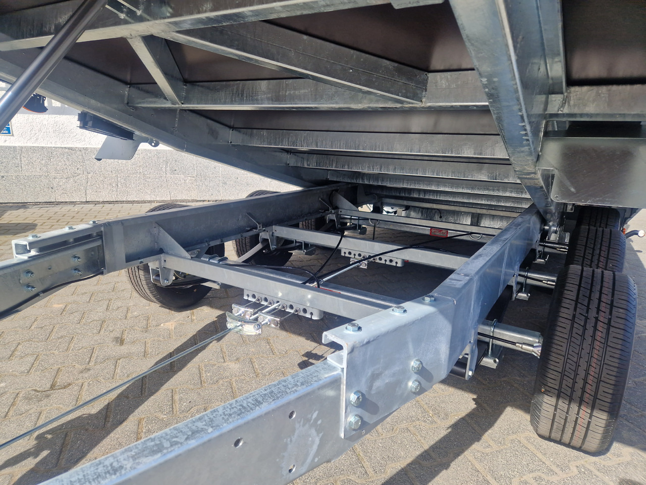 Variant Maschinentransporter 3543 UX Maxi Load LED Tridem Parabelfederung 3500kg - Tipper trailer: picture 4 Variant Maschinentransporter 3543 UX Maxi Load LED Tridem Parabelfederung 3500kg - Tipper trailer: picture 4