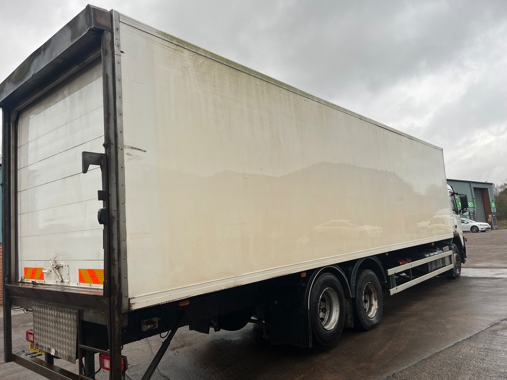 Volvo FM9 300 Euro 4 - Closed box van: picture 3 Volvo FM9 300 Euro 4 - Closed box van: picture 3