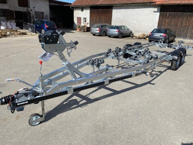 Brenderup Brenderup Premium Bootsanhänger 303500TB SRX mit Superrollen, 3,5 to. 8,7m/ 30 Fuß - Boat trailer: picture 4 Brenderup Brenderup Premium Bootsanhänger 303500TB SRX mit Superrollen, 3,5 to. 8,7m/ 30 Fuß - Boat trailer: picture 4
