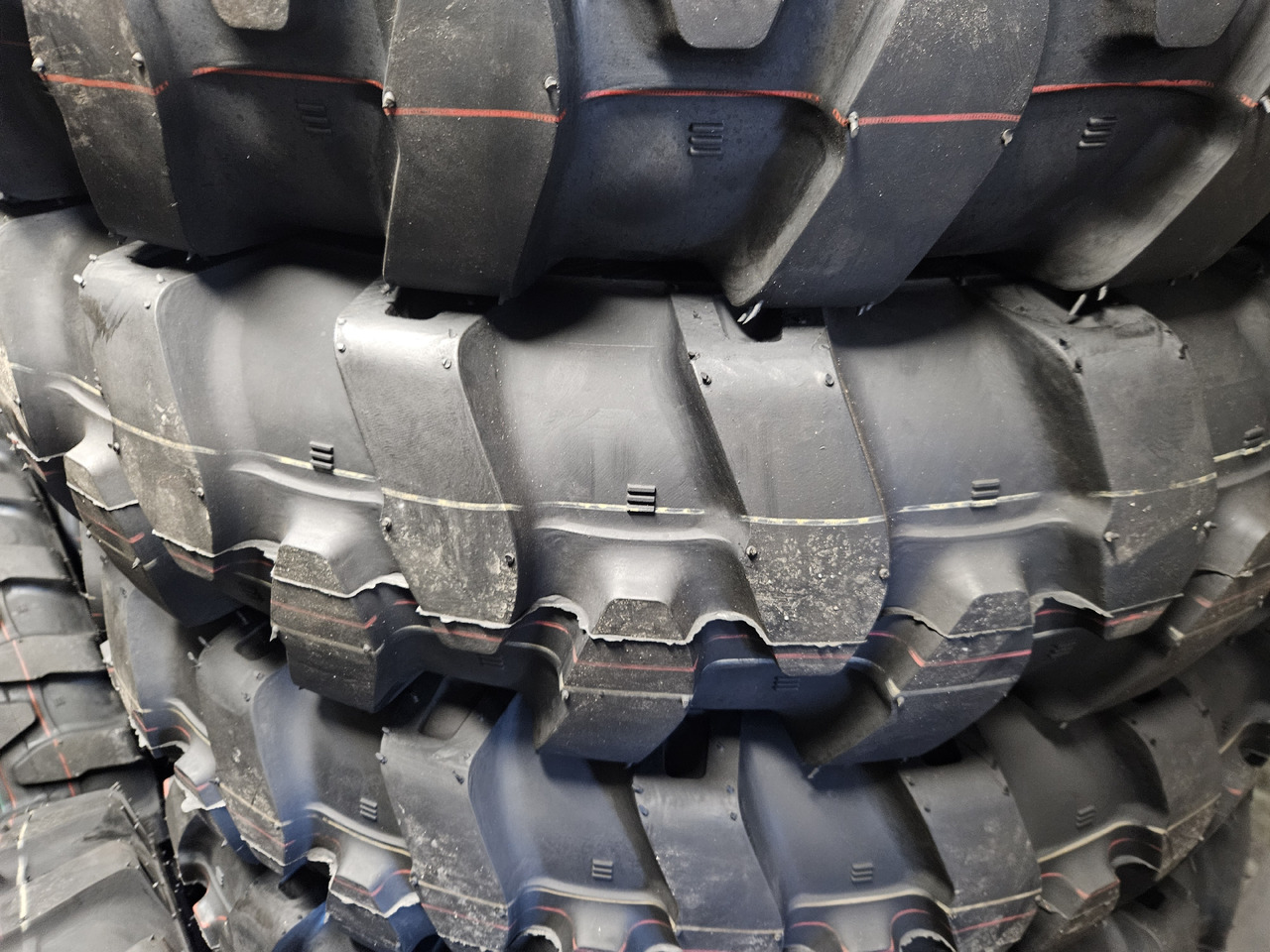 Armour TI300 10.00-20 - Tire for Wheel excavator: picture 3 Armour TI300 10.00-20 - Tire for Wheel excavator: picture 3