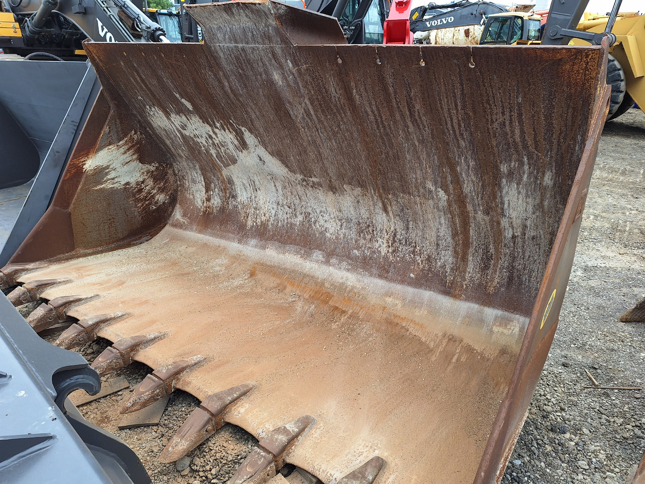 Caterpillar Loader bucket 3300 mm - Loader bucket: picture 1 Caterpillar Loader bucket 3300 mm - Loader bucket: picture 1